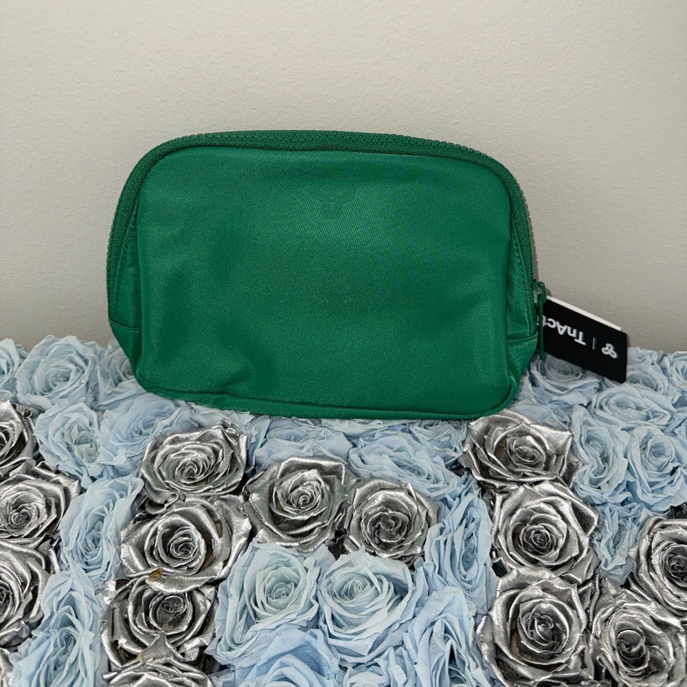 Aritzia TnAction On-The-Way Exposed Bag Multi-way bag Green